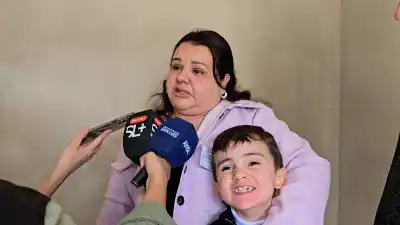 Emoción y llanto: entregaron resoluciones a familias que esperaban su casa y el gobernador les prometió las llaves para el 21 de diciembre