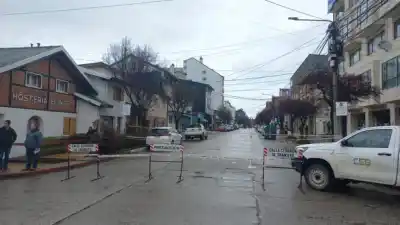 Un hundimiento obliga a cortar el tránsito en una transitada esquina de Bariloche