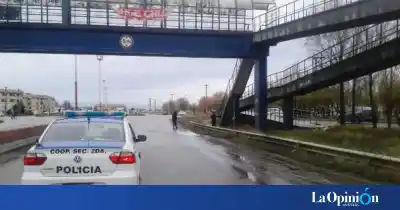 Un joven se tiró al vacío desde un puente peatonal en la Autovía 17 de Octubre y desató un megaoperativo