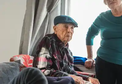 El secreto de los 111 años: el hombre más longevo de Estados Unidos revela los tres alimentos que nunca abandonó