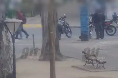 Se quedó dormido en el parque San Martín y un ladrón aprovechó: el video que lo delató