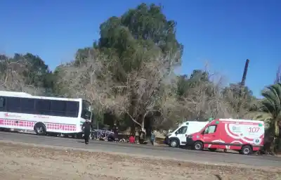 Impactante choque en Ruta 20: un colectivo de Red Tulum colisionó contra un camión y el viento Zonda complicó todo