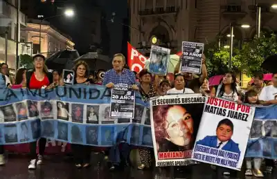 Dos décadas después, una voz en plaza Independencia denuncia lo que nadie quiere escuchar