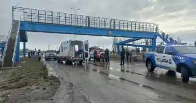 Se arrojó desde un puente peatonal y el operativo de rescate paralizó una autovía en Río Gallegos