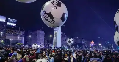 1win rinde homenaje a la pasión argentina en el Obelisco tras la final del Mundial