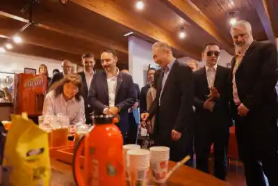 El gobernador de Corrientes apunta a París y China: ¿qué busca en su nueva gira?