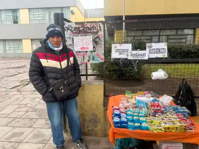 La desesperación de un vendedor ambulante: pide trabajo para no quedarse en la calle