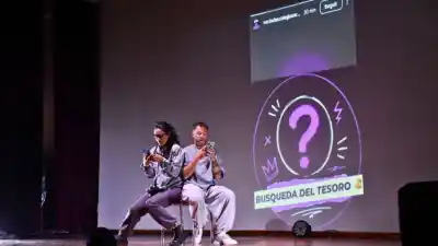 La obra que saca a los adolescentes de la pantalla y los sube al escenario