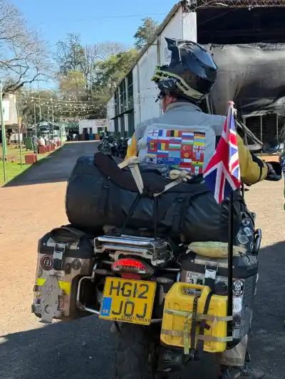 Un inglés que recorrió 350.000 km en moto ya está en Apóstoles para el Moto Encuentro