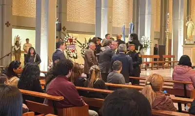 El emotivo gesto de los funcionarios que llegaron a la Catedral para despedir a los héroes