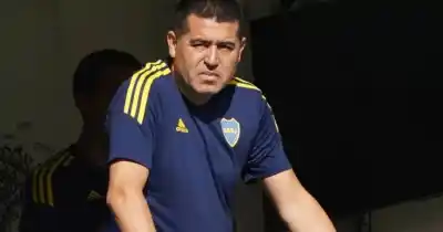 El dardo de Riquelme al plantel de Boca en pleno vuelo a Rosario: "No te pueden hacer un gol de lateral"