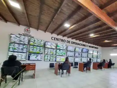 Los sorprendieron jugando en plena guardia: la insólita falta que les costó caro a seis agentes