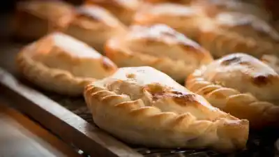 La icónica marca de empanadas que vuelve a caer: el concurso que nadie esperaba