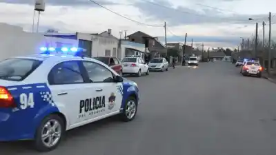 Despertó con ladrones en su techo y la persecución terminó con su casa destrozada