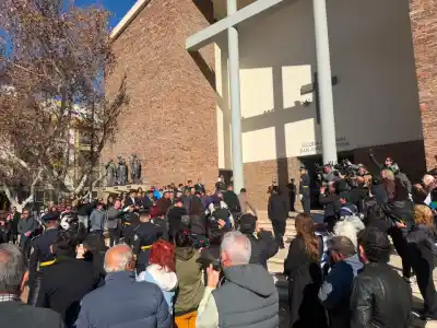 El último adiós a un héroe: la desgarradora despedida de la familia Carbajal