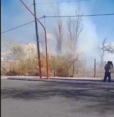 El fuego que casi devora una casa en Chimbas: las llamas superaron los dos metros