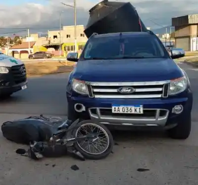 Impacto violento en la Capital: una camioneta y una moto chocaron y dos personas terminaron en el hospital