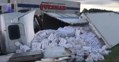 Volcó un camión cargado de lácteos en la autopista Rosario-Córdoba y la carga quedó desparramada