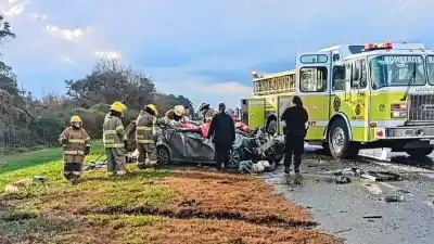 Impactante choque entre un auto y un camión en la autopista Rosario-Santa Fe: dos muertos