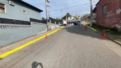 Pintan cordones en una calle clave de Tanti y el motivo genera expectativa