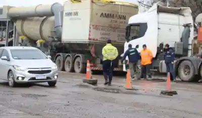 Ruta Nacional 151: refuerzan operativos y advierten por el peligro de los baches tapados por la lluvia