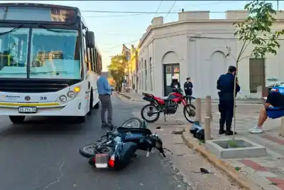 Colisión en Concordia: un colectivo embistió a dos motos y dejó a dos personas internadas