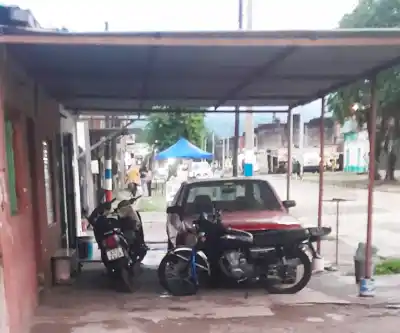 Un auto rojo y motos de delivery: el “dueño” de la vereda que obliga a peatones a bajar a la calle en Tucumán