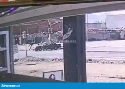 Impactante video: un hombre de 91 años embistió a un motociclista que lucha por su vida