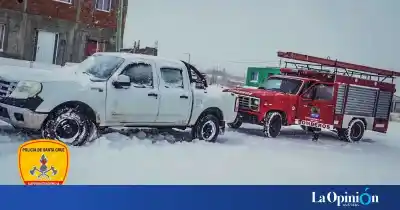 El operativo de rescate que liberó a una camioneta atrapada en la nieve