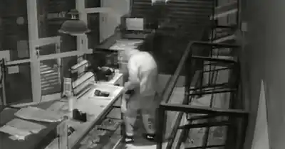 Robó una panadería en La Plata, se llevó la recaudación y una tarta: la secuencia quedó filmada