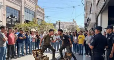 Tres hermanos se pelearon en plena peatonal y la Policía tuvo que intervenir