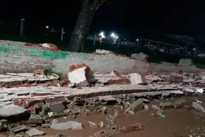 El viento arrasó Ibicuy: techos volados, postes caídos y un murallón derrumbado