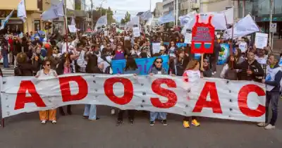 ¿Presentismo encubierto? El duro cuestionamiento de ADOSAC al bono para docentes sin paro