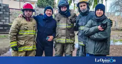 Un felino en apuros: el insólito rescate que movilizó a los bomberos en Caleta Olivia