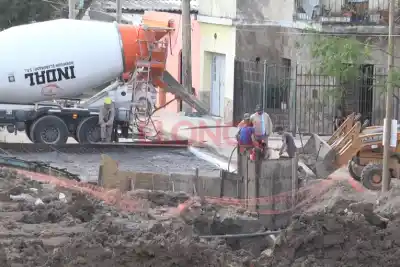 Cierran la obra que tapó un socavón de 12 metros en Paraná: qué pasó con las viviendas en riesgo