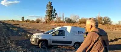 Volcó una camioneta en Sarmiento y el conductor terminó hospitalizado