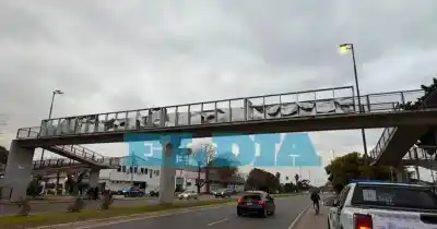 Tensa situación en Villa Elisa: lo hallaron sobre un puente peatonal y temieron lo peor