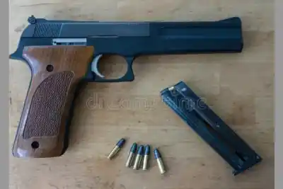 Un nene de 12 años encontró una pistola en el auto de su papá y se disparó en la pierna
