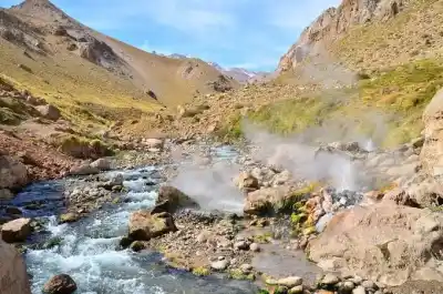 El secreto mejor guardado del norte neuquino: géiseres, aguas termales y un volcán que impone