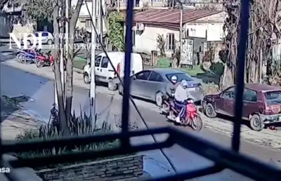 Quedaron filmados: buscan a dos motochorros que robaron una moto en pleno centro de Concepción