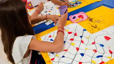 Taller gratuito para niños en el CCB: una aventura artística con arcoíris, planetas y estrellas fugaces