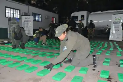 El cargamento que viajaba oculto en un camión cisterna: 446 kilos de cocaína que cruzaron Salta y cayeron en Santiago