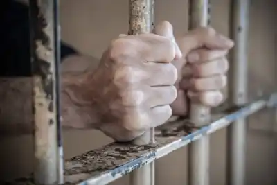 Un padre detenido y una pregunta: ¿lo dejarán despedir a su hijo?