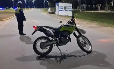 Frenó por un perro, lo chocaron por detrás y el motociclista huyó dejando a su acompañante herido