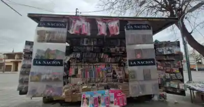 El kiosco de diarios que desafía a Internet: 50 años abriendo en la misma esquina de Godoy Cruz