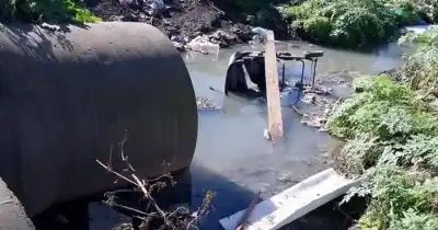 El drama de los vecinos de Altos de San Lorenzo: el arroyo convertido en basural