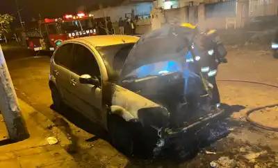 Un Citroën C3 ardió en plena madrugada en Santa Rosa: sospechan que fue intencional