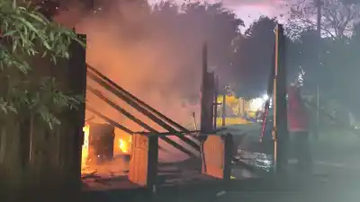 El fuego amenazó un barrio de Posadas: la rápida intervención de los bomberos evitó una tragedia