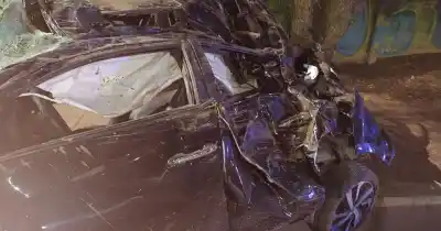 Perdió el control en el Acceso Sur y el alcohol lo dejó al borde de la muerte