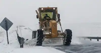 Nieva en Santa Cruz y Vialidad Provincial despliega operativos de emergencia en rutas clave